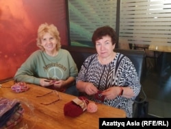 Участницы клуба вяжут и дома, и на встречах