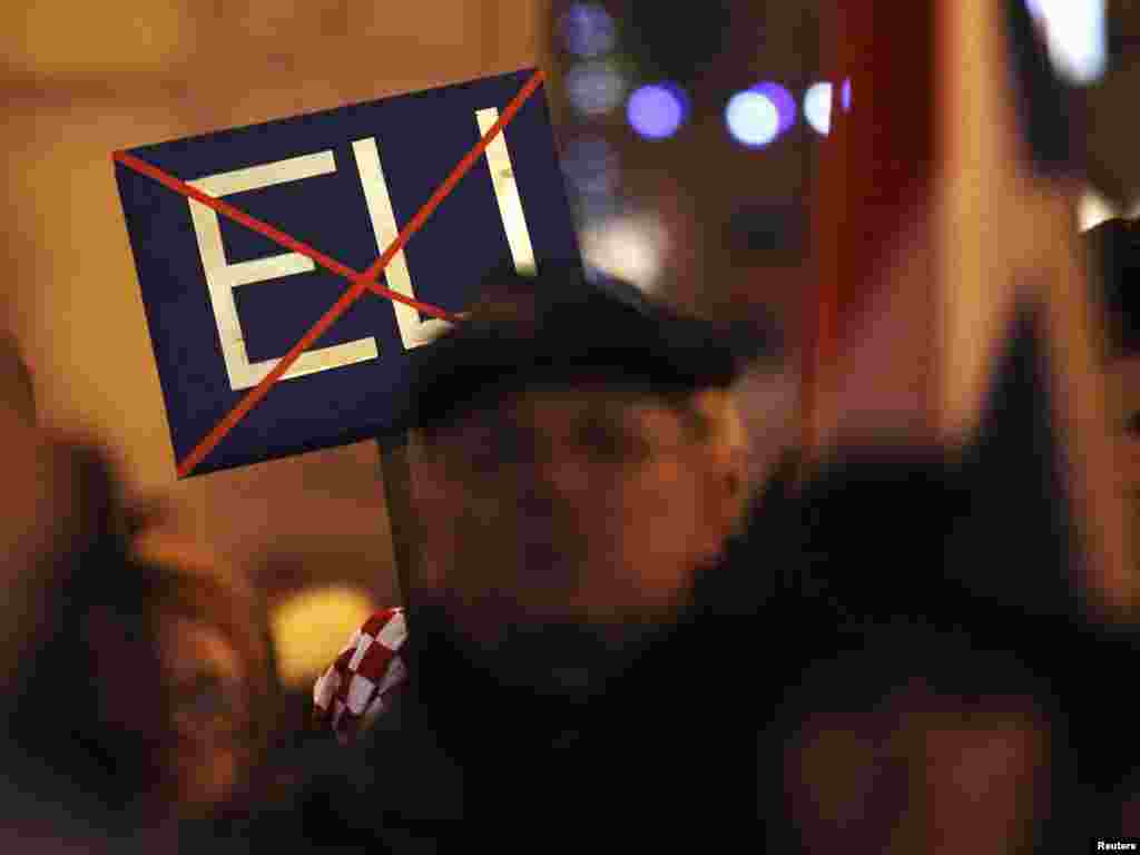 Hrvatska - Euro skeptici na prosvijedima u Zagrebu, protiv pristupnog ugovora kojeg je potpisala Hrvatska, 08.12.2011. Foto: Reuters /Nikola Šolić