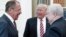 Presidenti i SHBA-së, Donald Trump (në mes), gjatë takimit me ministrin e Jashtëm rus, Sergei Lavrov (majtas) dhe ambasadorin rus në SHBA, Sergei Kislyak. Uashington, 10 maj 2017.