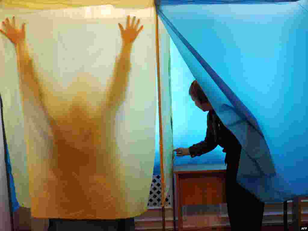 Članovi izborne komisije pripremaju glasačka mesta