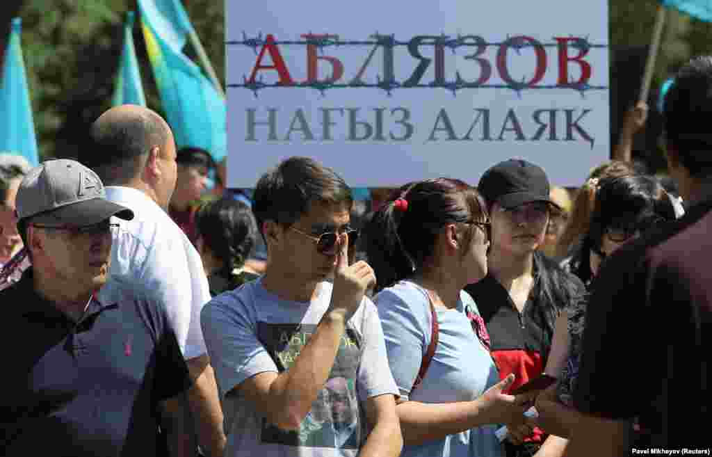 6-июлда эртең менен &quot;Нур Отан&quot; партиясы Алматыда митинг өткөрдү. Алар &quot;эл бузарларды&quot; сындап, &quot;Аблязов бузуку&quot;, &quot;Согушка каршыбыз&quot;, &quot;Экстремистти колдобо&quot; деген плакаттарды кармап турушту.&nbsp; &nbsp;