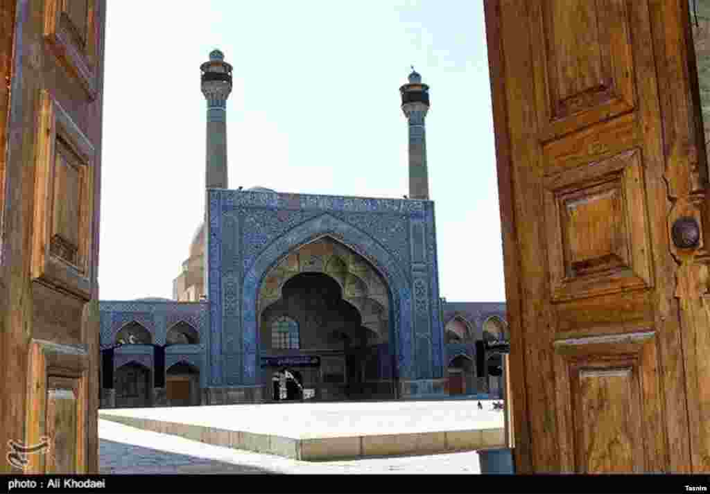 مسجد جامع اصفهان - استان اصفهان. تاریخ ثبت: ۲۰۱۲&nbsp; &nbsp; این مسجد که از مهم&zwnj;ترین و قدیمی&zwnj;ترین بناهای مذهبی ایران به&zwnj;شمار می&zwnj;رود یک مجموعه تاریخی وسیع را در بر می&zwnj;گیرد. گفته می&zwnj;شود ابتدا جایگاه یک آتشکده عصر ساسانی بوده و بعدها در مکان آن مسجدی ساده بنا نهاده&zwnj;اند. آن را متعلق به قرون هشتم تا هجدهم میلادی می&zwnj;دانند.