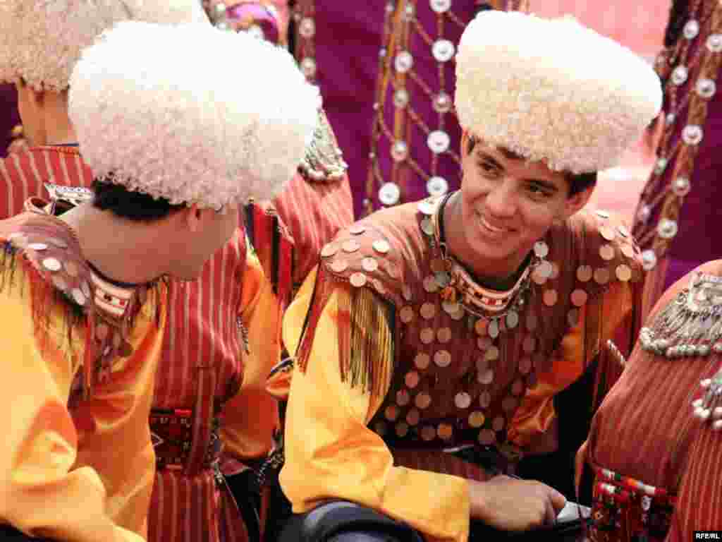 Şahty açyk tans toparynyň jigitleri