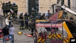 Zjarrfikësit bartin trupin e një personi në vendin e daljes nga binarët e një tramvaji elektrik në Lisbonë, Portugali, 3 shtator 2025.