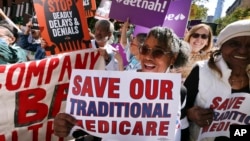 Pensionari și activiști demonstrând în septembrie la New York împotriva privatizării programului de sănătate Medicare. Acum, ei se tem de planurile lui Trump și poate Musk, în domeniu.