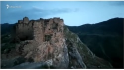 Ультрамарафонец Иван Давыдов во время благотворительного забега в горах Кавказа в поддержку хосписа