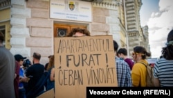 Protest în fața Primăriei Chișinău față de demolarea recentă a „Apartamentului deschis”, 8 iunie 2026
