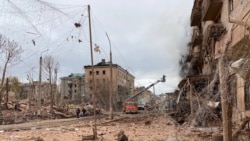 Такий вигляд має вулиця Слов'янська після російського обстрліу. 15 квітня 2026 року