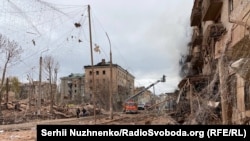 Такий вигляд має вулиця Слов'янська після російського обстрліу. 15 квітня 2026 року