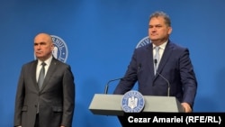 Ministrul Dezvoltării, Cseke Attila, (d) și premierul Ilie Bolojan (s). 