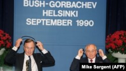 Președinții George Bush și Mihail Gorbaciov la întrevederea lro de la Helsinki, 9 septembrie 1990 