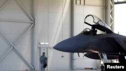 Литва. Американский истребитель F-16 готовится к патрулированию 