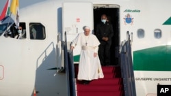 Папа римский сходит с трапа самолета после прибытия в Будапешт, 12 сентября 2021 года