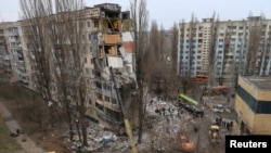 Un bloc de apartamente din Odesa a fost puternic avariat de un atac rusesc cu dronă. 2 martie 2024. 