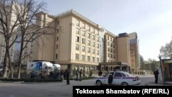 Сотрудники милиции не пропускают журналистов к гостинице «Орион», где проходит съезд Социал-демократической партии Кыргызстана (СДПК). Бишкек, 31 марта 2018 года.