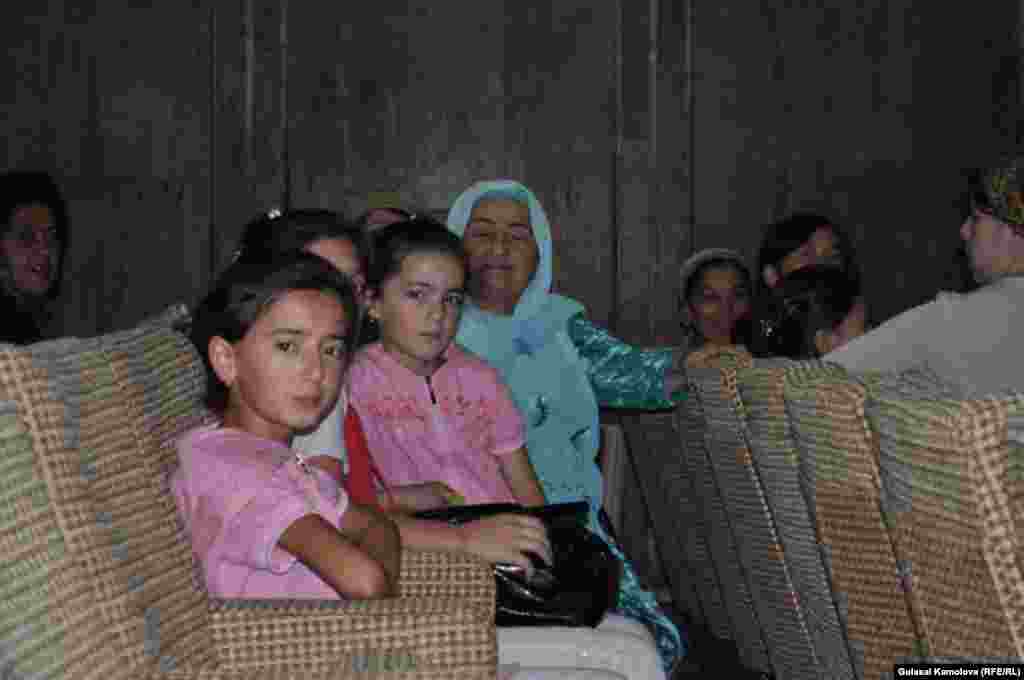 Биз бувиларимиз билан бирга Қурвонжон Додхо спектаклини томоша қилишга келдик.