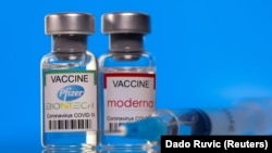 Shishe me etiketat e vaksinave Pfizer/BioNTech dhe Moderna kundër koronavirusit.