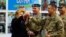Херсонські волонтери віддають ключі від автомобіля українським військовим. 14 жовтня 2015 року