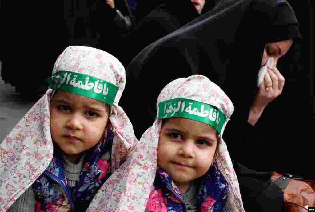 Сёстры-блізьнючкі з маці ў Тэгэране, 2 сакавіка, падчас жалобнай цырымоніі ў памяць пра Фатыму, дачку прарока Мухамэда.