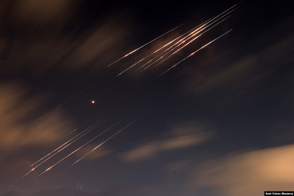 Raketa të lëshuara nga Irani duke u penguar nga mbrojtja izraelite në Ashkelon, më 18 qershor.