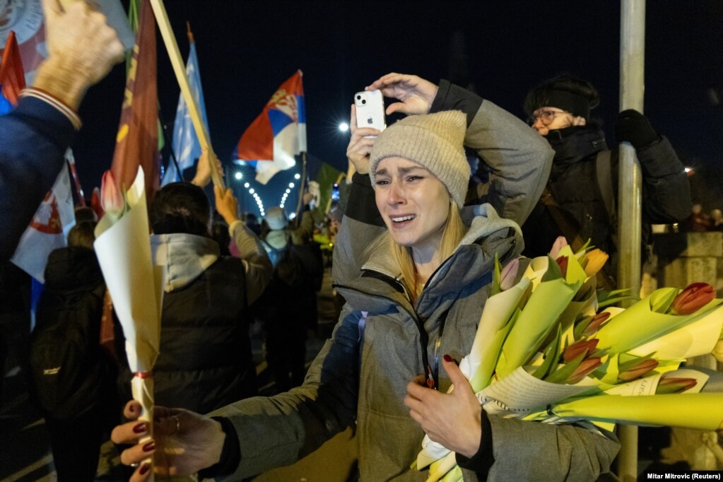 Një grua në Novi Sad, mes lotësh, mirëpret studentët që kanë arritur në këmbë nga Beogradi në Novi Sad dhe u jep lule, 31 janar 2025.
