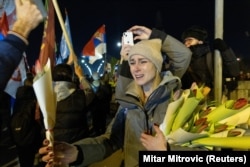 Žena u Novom Sadu kroz suze dočekuje studente koji su peške došli iz Beograda i deli im cveće. Novi Sad, 31. januar 2025.