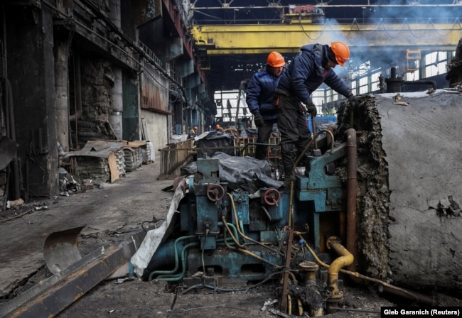 Punonjës në një termocentral në Ukrainë, të goditur nga një sulm rus në nëntor 2024.