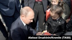 Vladimir Putin Omskda yerli sakinlərlə görüşür