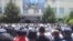 Митингге чыккан жергиликтүү тургундар өлкө бийлигинен өкмөттүн облустагы ыйгарым укуктуу өкүлү Жеңиш Разаковду кызматтан кетирүүнү, ордуна мурдагы гебернатор Мамат Айбалаевди алып келүүнү талап кылып жатышат.