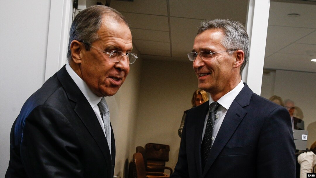 Ministrul rus de externe Serghei Lavrov (stânga) și secretarul general al NATO, Jens Stoltenberg, în timpul unei întâlniri la sediul ONU, din New York, pe 21 septembrie 2016