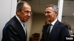 Ministrul rus de externe Serghei Lavrov (stânga) și secretarul general al NATO, Jens Stoltenberg, în timpul unei întâlniri la sediul ONU, din New York, pe 21 septembrie 2016