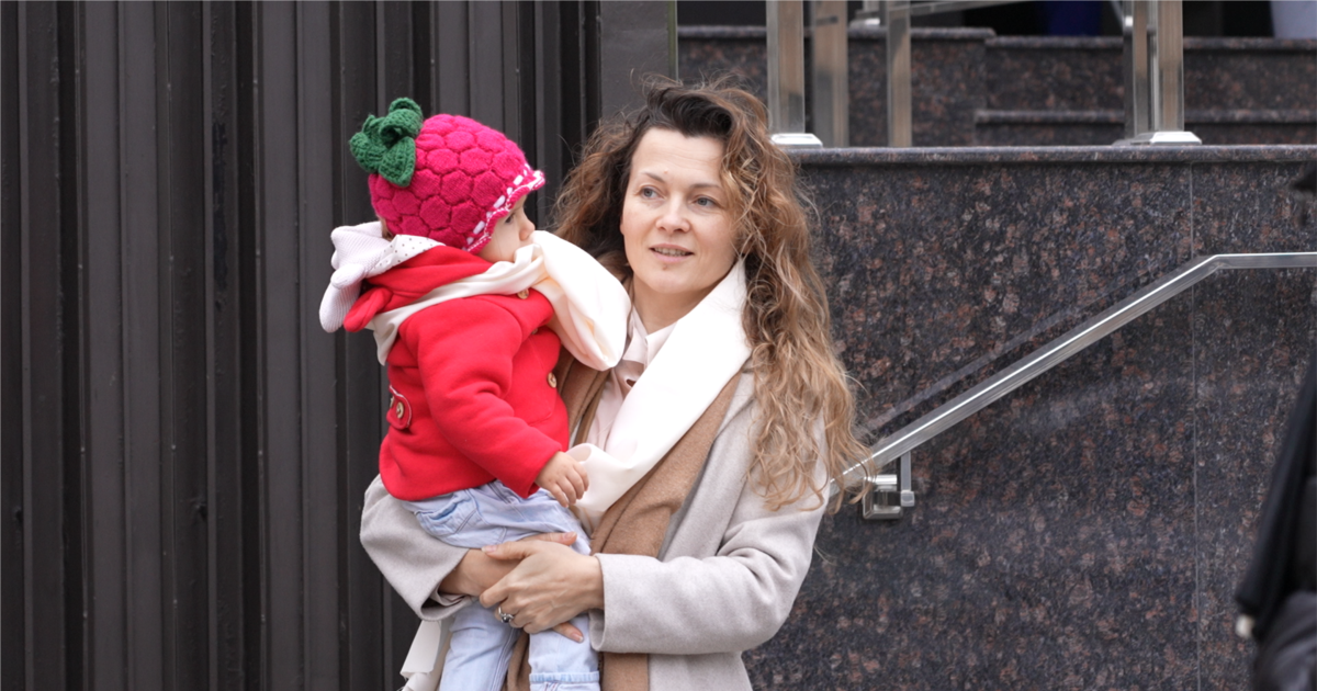 Protest cu copilul în brațe: O judecătoare cere schimbarea regulamentului de repartizare a dosarelor