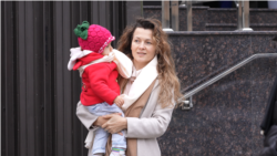 Moldova: Judge Maria Rusu, who has returned from maternity leave, protested on December 22 in front of the Superior Council of Magistracy (SCM).