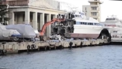 В Ялте начали разбирать на металлолом пассажирский катамаран (видео)