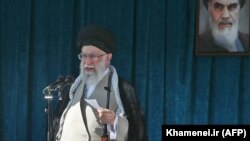 آیت‌الله خامنه‌ای در خطبه‌های نماز عید فطر عربستان سعودی و بحرین را به «خیانت» در زمینه طرح صلح موسوم به «معامله قرن» متهم ساخت.