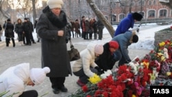 Жители Перми возлагают цветы на месте трагедии