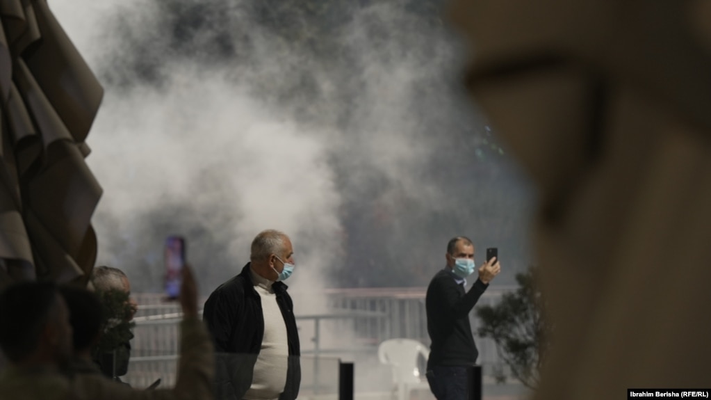 Rruga kryesore pranë Kuvendit u bllokua. Policia tha se përdori gaz lotsjellës për të mundësuar largimin e zyrtarëve dhe për ta vënë situatën nën kontroll.