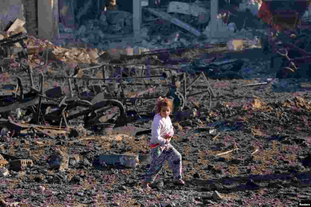 پیاده&zwnj;روی یک دختر سوری در میان خرابه&zwnj;ها. 