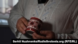 Вишиванка з біло-блакитним орнаментом, яку Костянтину подарувало подружжя Покладів