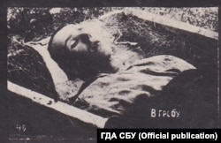 Intitulată simplu „În sicriu”, această fotografie îl prezintă pe Konstantin Bokan la scurt timp după moartea sa din cauza malnutriției, în vârstă de 22 de ani (Arhiva Serviciului de Securitate din Ucraina, fondul 6, cazul № 75489-fp, volumul 2)