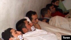 Dekabrın 19-dan isə dörd tələbə ağzını yapışqanlı lentlə bağlayaraq quru aclığa başlayıb
