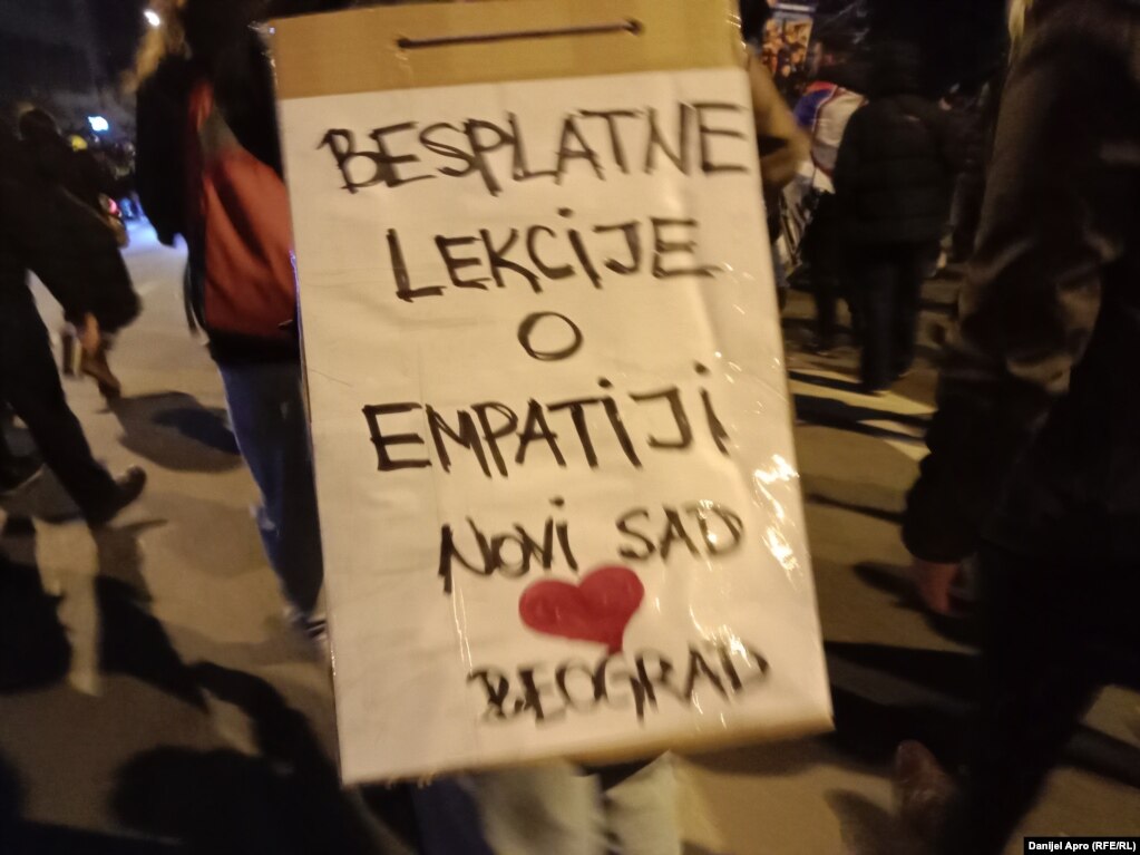Pankartë me mbishkrimin: “Mësime falas mbi ndjeshmërinë”, Novi Sad, 1 shkurt 2025.