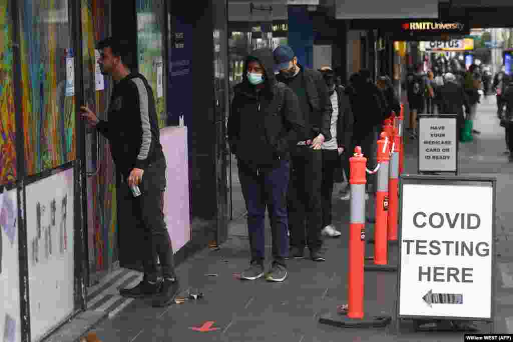 Sorban állás COVID-tesztért Melbourne-ben. A városban 85 napig nem találtak új fertőzöttet, de a hétvégén öt új esetet regisztráltak, ezért tömeges tesztelésbe kezdtek.&nbsp;
