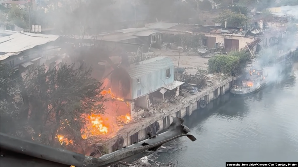 Російська армія обстріляла КАБами мікрорайон «Острів» у Херсоні 2 серпня 2025 року. Міст, що з'єднує район з містом, пошкоджений