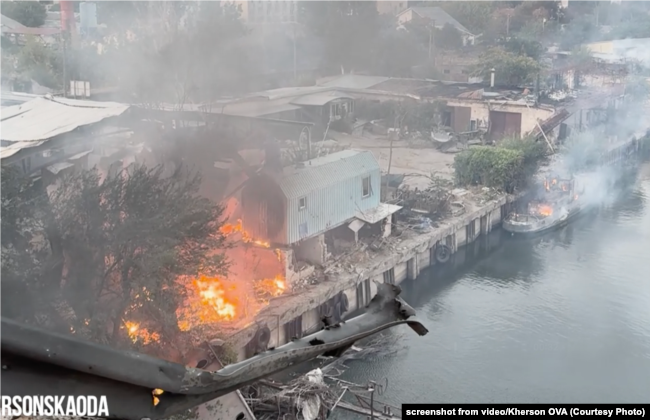 Наслідки російського удару по мосту біля мікрорайону Острів у Херсоні, серпень 2025 року