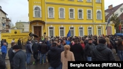 Republica Moldova - Susținători ai PAS și PPDA protestează în fața Curții Constituționale pentru revocarea ilegală a judecătorului Domnica Manole, președinte al Curții - 23 aprilie 2021
