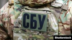 «Територією області зловмисник переміщувався на службовому автомобілі зі спецталоном, що дозволяло йому уникати огляду на блокпостах», – повідомляє СБУ