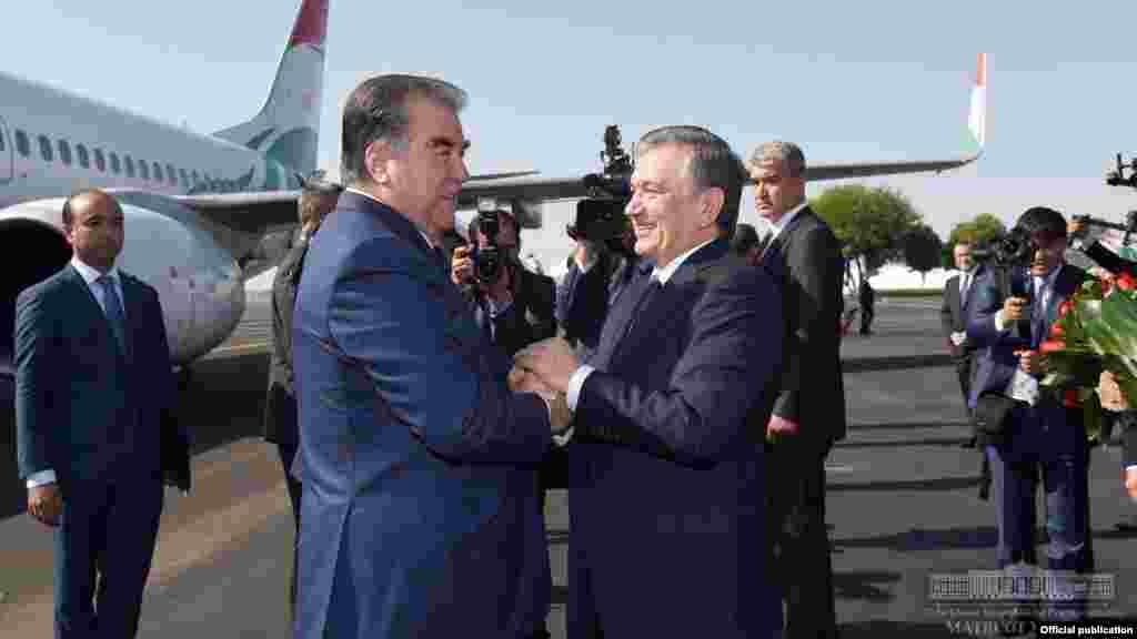 Ташкент әуежайында тілдесіп тұрған екі президент.&nbsp;Ташкент, 17 тамыз 2018 жыл&nbsp;