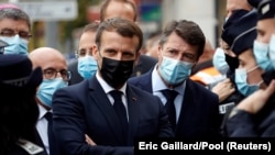 Франциянын президенти Эммануэл Макрон жана Ниццанын мэри Кристиан Эсторзи теракт болгон жерде. Франция. 29-октябрь, 2020-жыл.