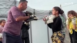 د غزې نجونه په سوکوهنې زدکولو د جګړې غمونه هېرول غواړي